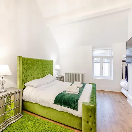 بيت للعطل Violet - Uk45968 *