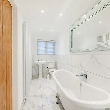 بيت للعطل Violet - Uk45968 *